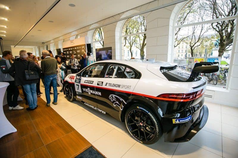 Seitliche Ansicht des Rennwagens von Viessmann Jaguar eTROPHY Team Germany