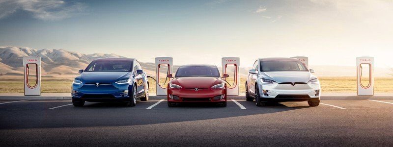Tesla Supercharger mit Tesla Fahrzeugen