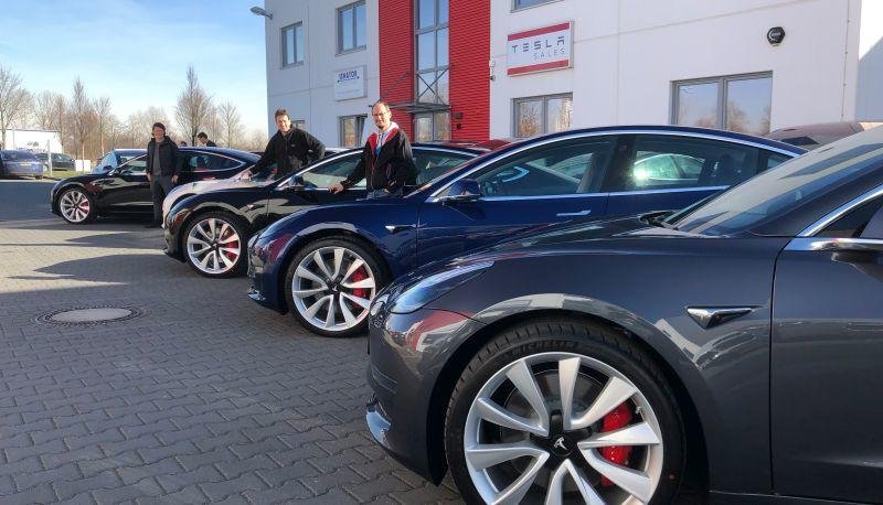 Vier Tesla Model 3 gehen in Besitz von nextmove