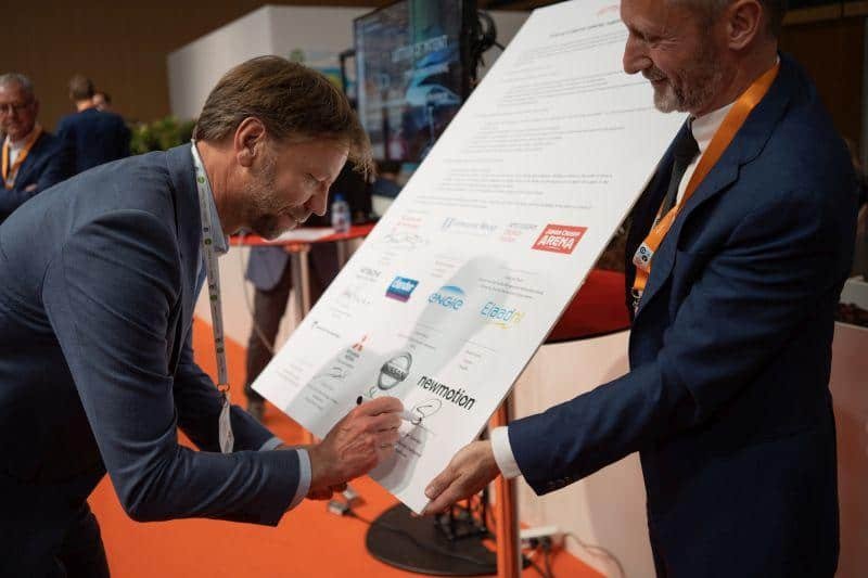 Sytse Zuidema, CEO von NewMotion, unterzeichnet die Absichtserklärung