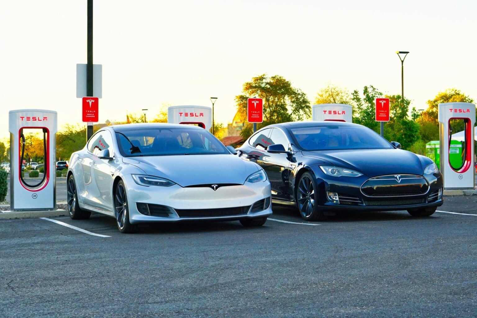 Tesla lanciert neue Ladestation für andere E-Marken