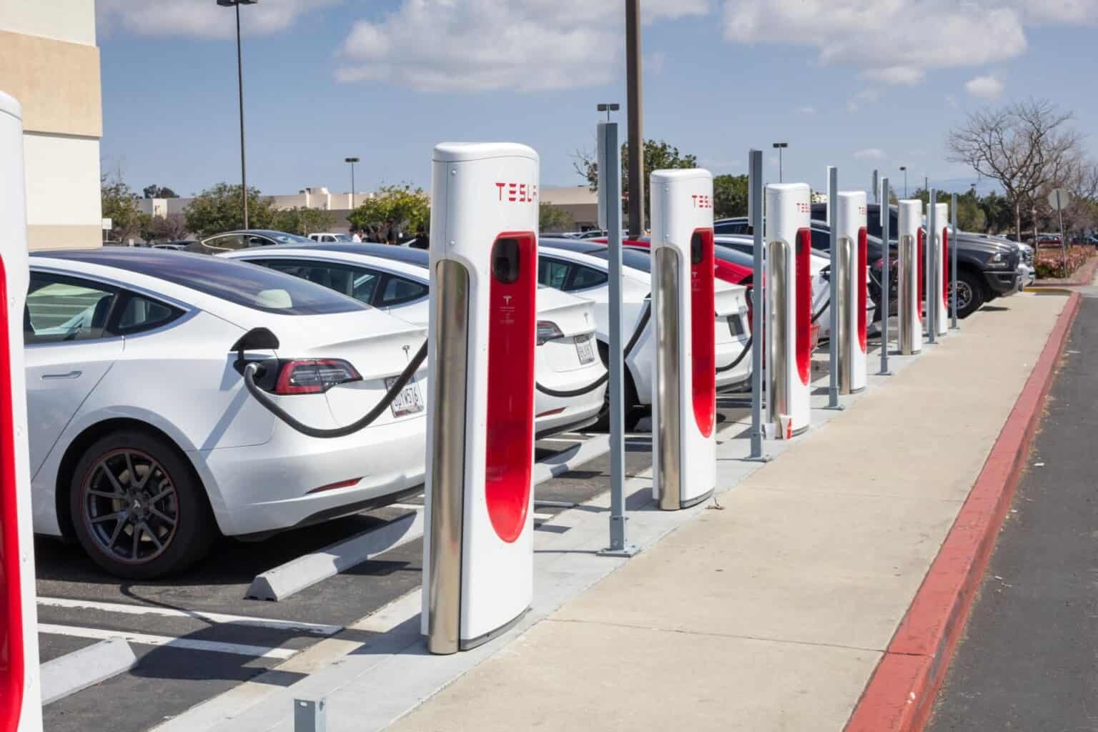 Tesla begrenzt Supercharger-Aufladung in Europa auf 120 kW, aber warum?
