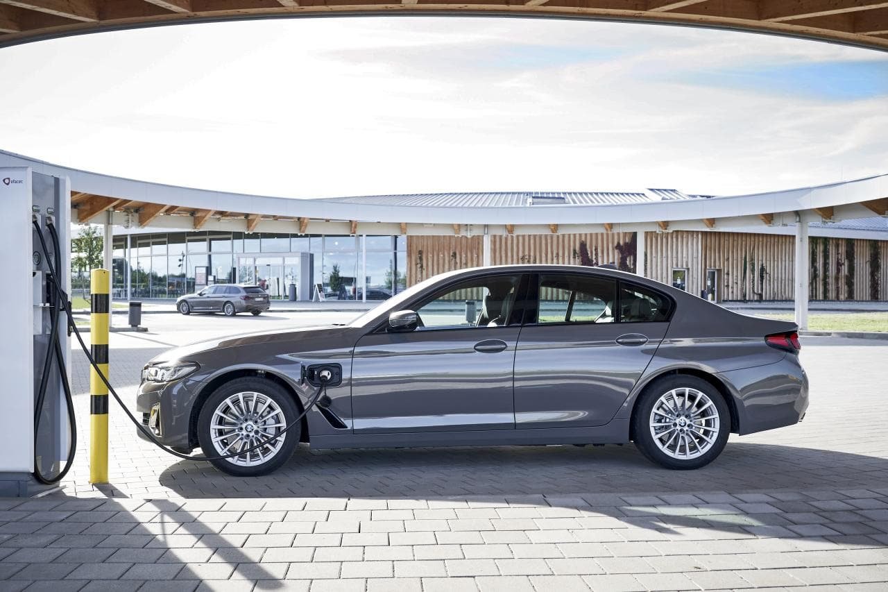 BMW baut betriebliches Ladenetzwerk aus