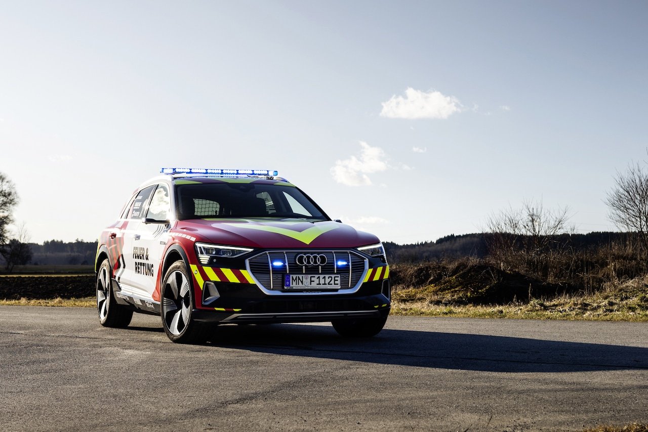 Audi-etron-Elektroauto-Feuerwehr
