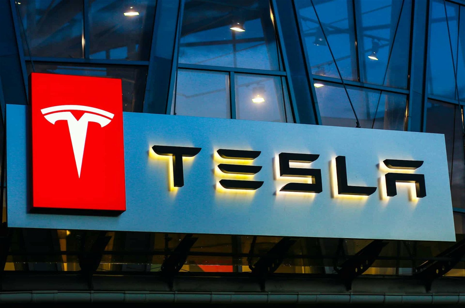 Tesla arbeitet offenbar an einer kabellosen Ladestation 