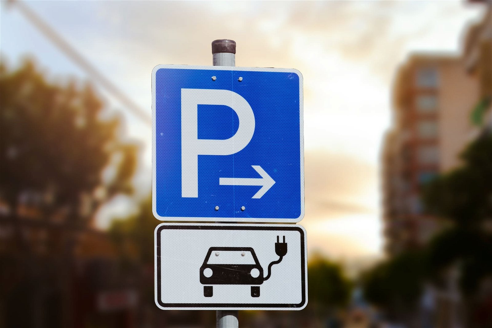Elektroauto-Parkplatz: Verbrenner-Pkw dürfen abgeschleppt werden