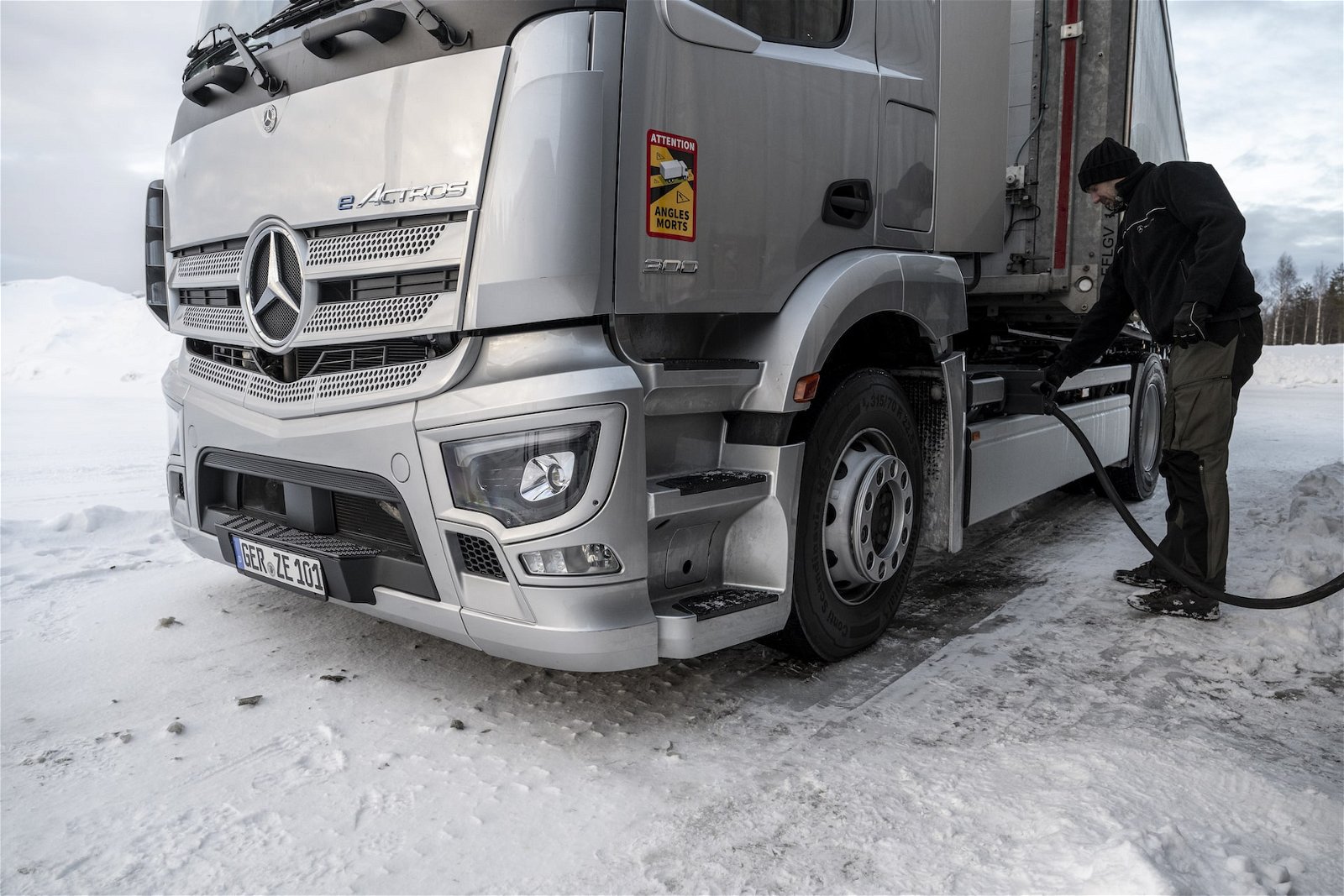 Mit dem E-Lkw durch den Winter: Mercedes-Benz Trucks klärt auf