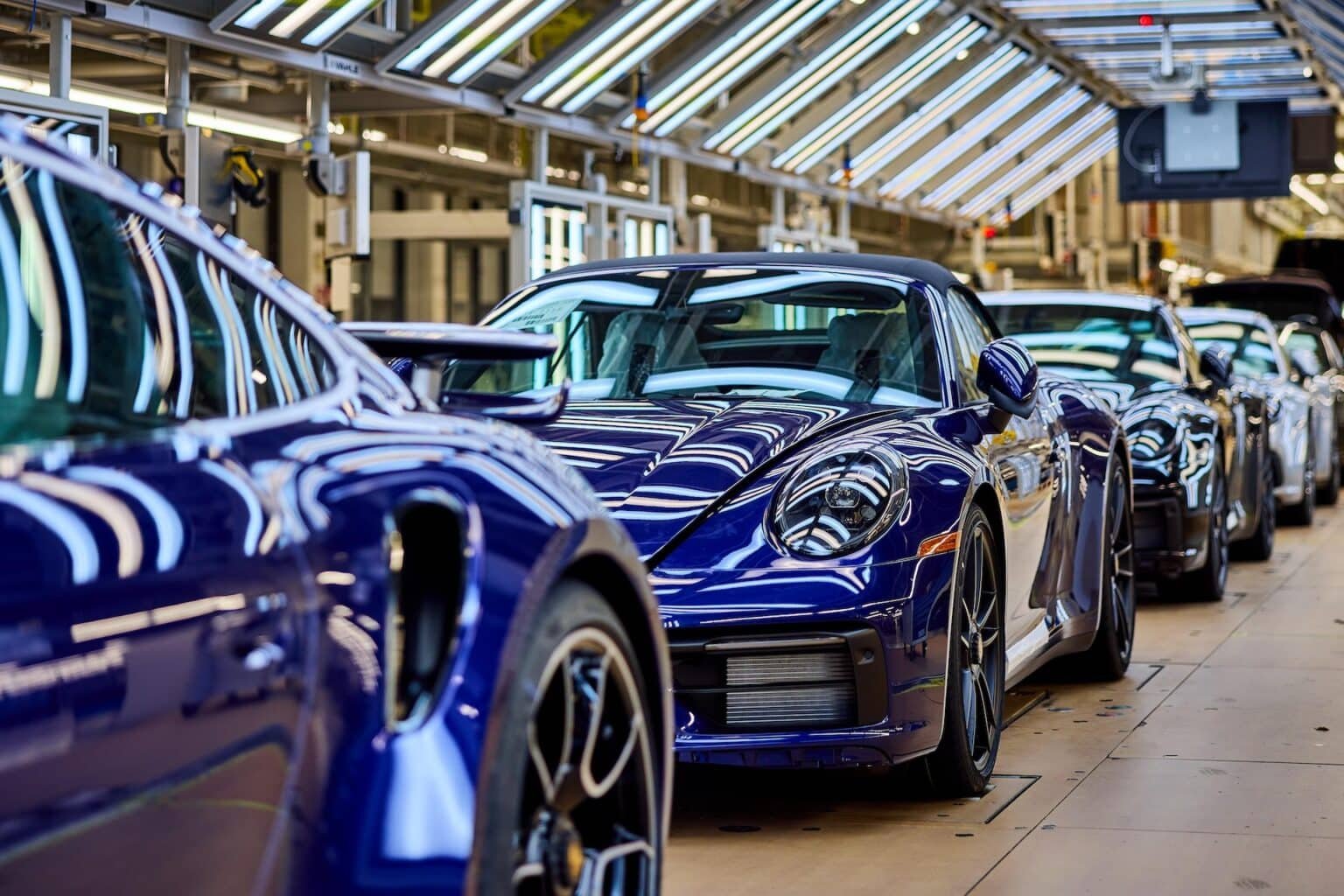 Porsche-Elektroauto-Produktion-Lichttunnel