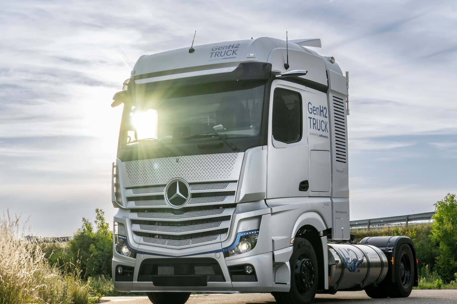 Daimler-Mercedes-Wasserstoff-Lkw-Masdar