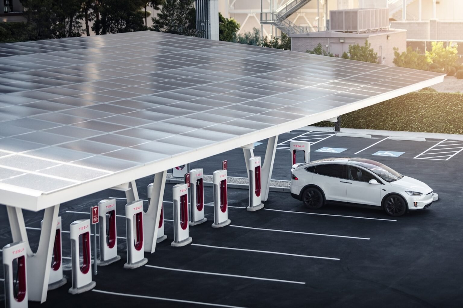 Tesla-Supercharger-E-Auto-laden